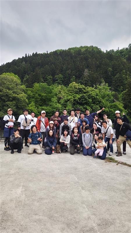 従業員がハイキングを楽しむ様子